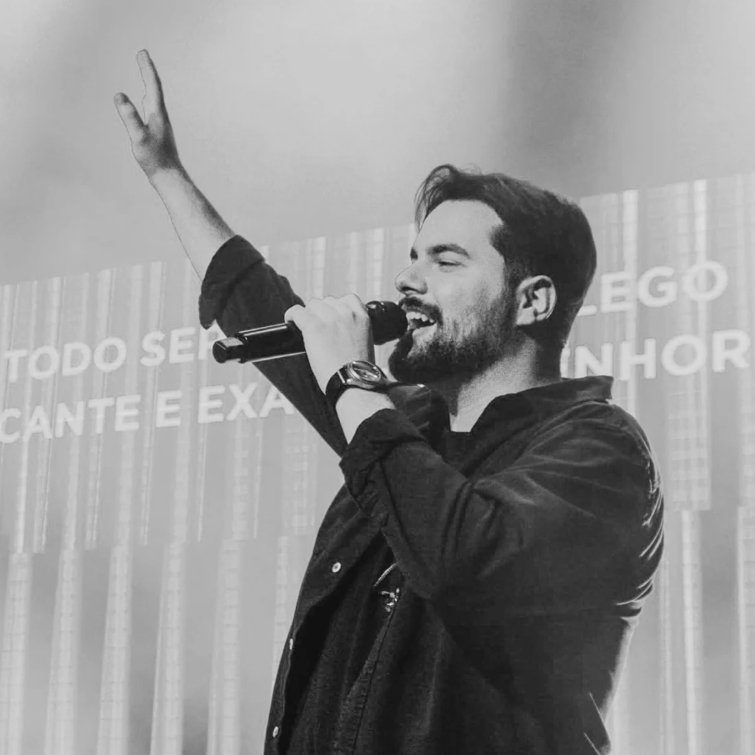 Israel Mauerwerk cantando ao microfone durante uma apresentação