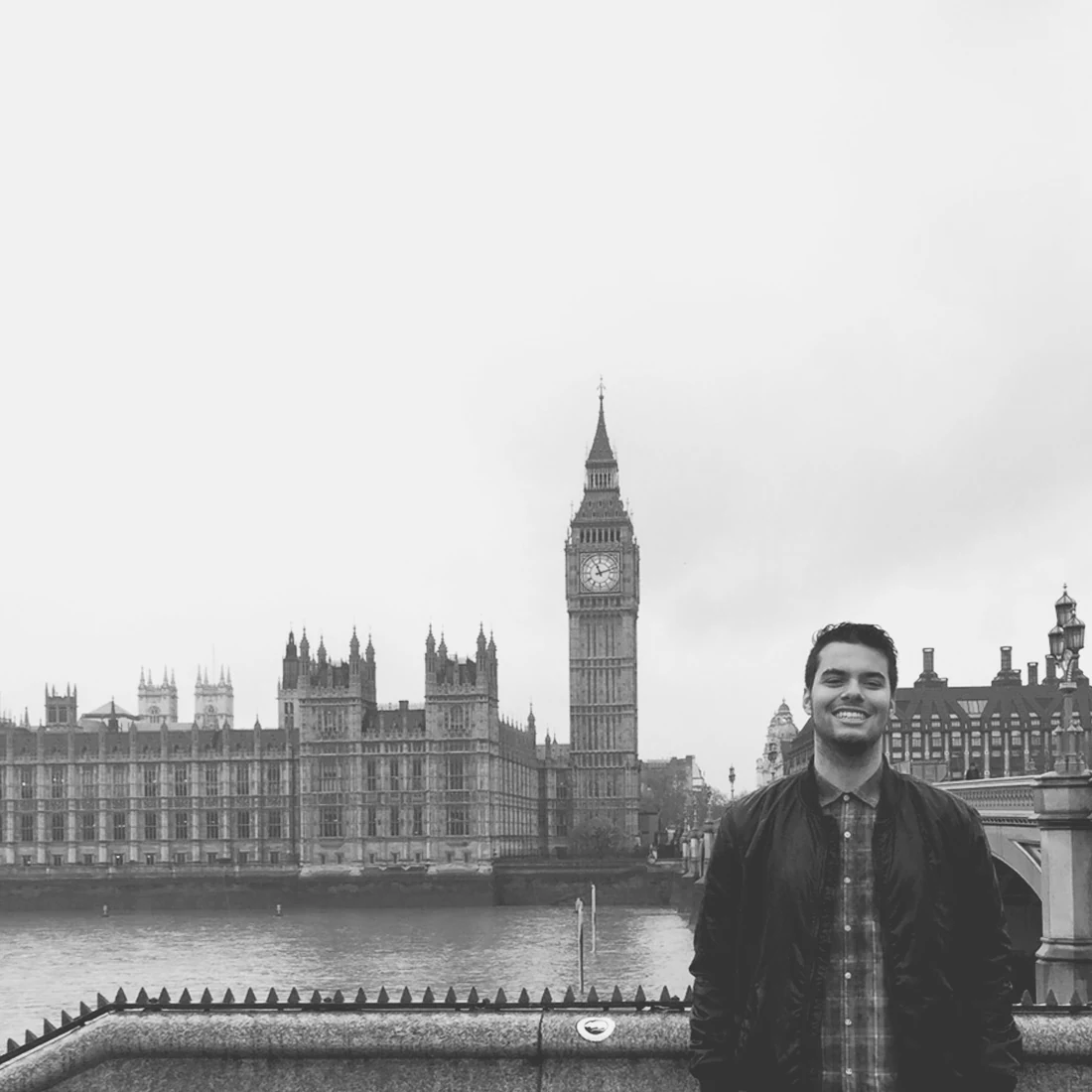 Israel Mauerwerk em Londres, com o Parlamento e a torre Elizabeth ao fundo